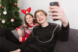 Зумеры «отменяют» Новый год: почему они отказываются от застолий и вечеринок с друзьями