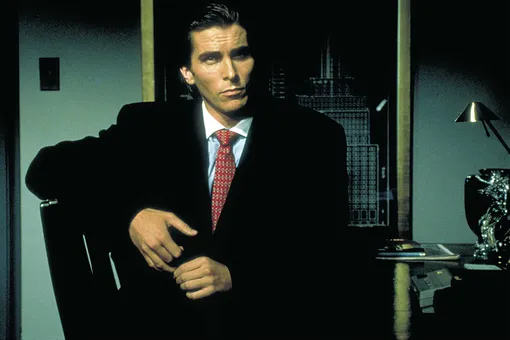 Кристиан Бэйл в образе Патрика Бэйтмана, главного героя фильма «Американский психопат» (2000)