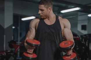 Эффективная тренировка на главные мышцы: попробуйте челлендж из 250 повторений для быстрого результата