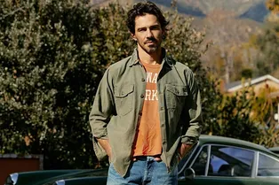 Батя в здании: почему рабочая спецовка и рыбацкий жилет стали главным шиком 2025 года Батя в здании: почему рабочая спецовка и рыбацкий жилет стали главным шиком 2025 года