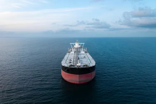 Нефтяной танкер, следующий через Ормузский пролив