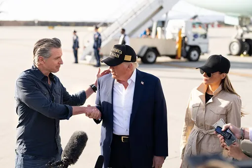 Гэвин Ньюсом и Дональд и Мелания Трамп