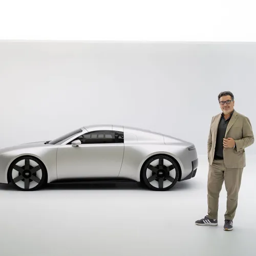 Главный дизайнер Audi выступил против засилья больших экранов