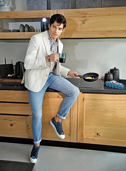 Пиджак и ремень, BOGGI MILANO; рубашка, GIAMPAOLO; джинсы, PAL ZILERI; кеды, DOUCAL’S; браслеты, GREGORY LEPS JEWELRY