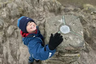 9-летний мальчик круче опытных альпинистов: он покорил 700 горных вершин, включая 10 высочайших в Европе