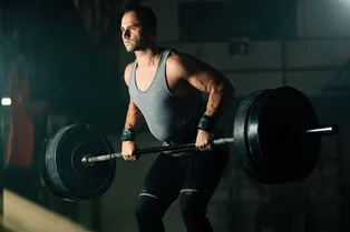 Мощное упражнение, чтобы создать мужественную фигуру: прокачивайте плечи и спину за один раз