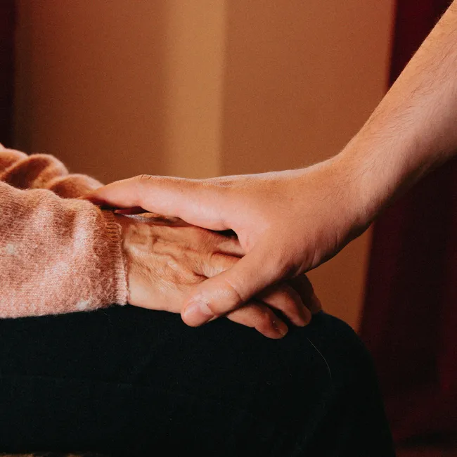 «Всем нужно время»: как помочь близкому человеку пережить горе