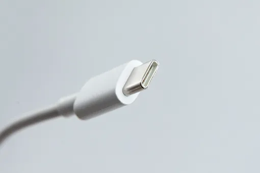 Почему нельзя заряжать смартфоны в общественных местах? ФБР предупреждает: эта опасность грозит каждому Почему нельзя заряжать смартфоны в общественных местах? ФБР предупреждает: эта опасность грозит каждому