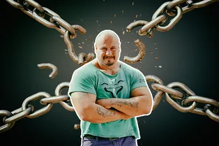 Как тренируется 42-летний «Русский медведь»: спасатель из Донецка, притащивший 30 такси Как тренируется 42-летний «Русский медведь»: спасатель из Донецка, притащивший 30 такси