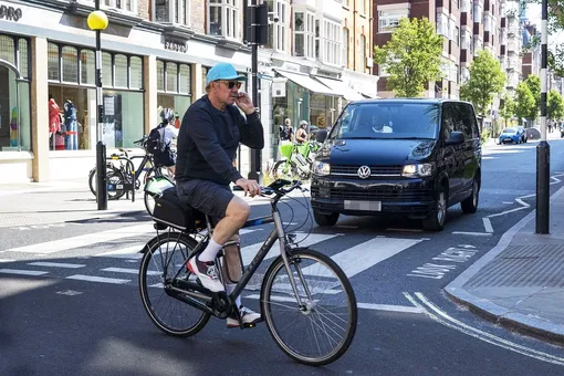 Кевин Спейси катается на велосипеде по улицам Лондона, 2025 год