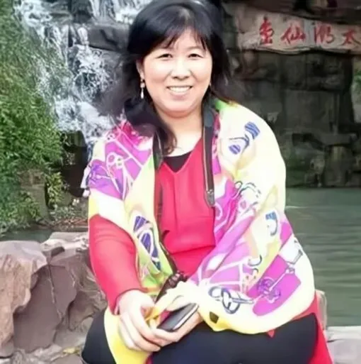 48-летняя Чжань Вэньлянь, супруга Гуй Цзюньминя