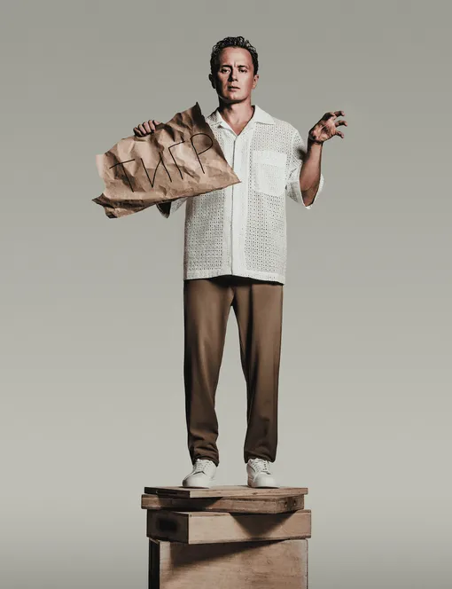 Рубашка, HISTANCE 35; брюки и кеды, MAAG