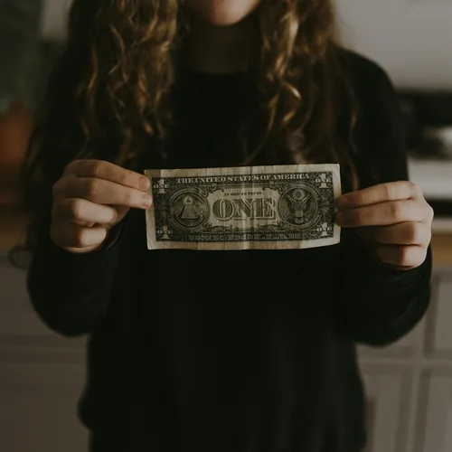 Зумеров губит финансовая неуверенность: почему молодые люди все чаще попадаются в лапы мошенников