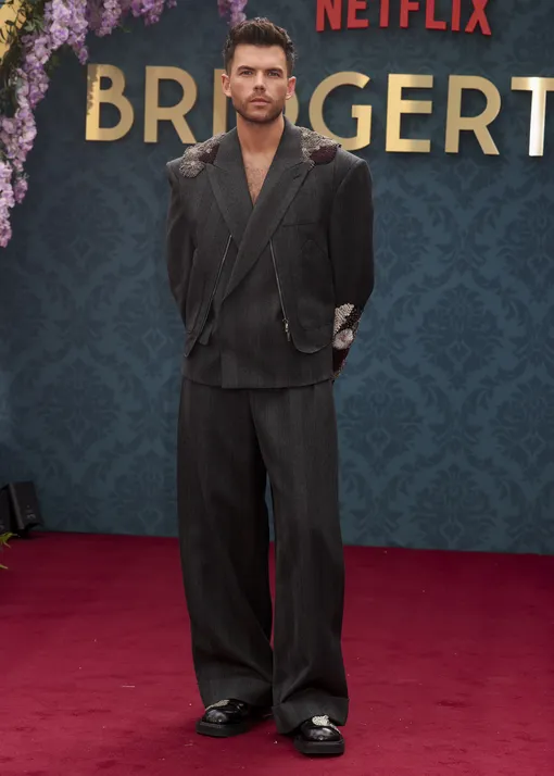 Люк Ньютон в Emporio Armani