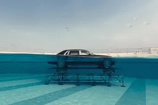 Утопленный в бассейне Rolls-Royce, моторы BMW в Мерседесах и решение проблемы богатых людей от Ferrari: автодайджест МТ
