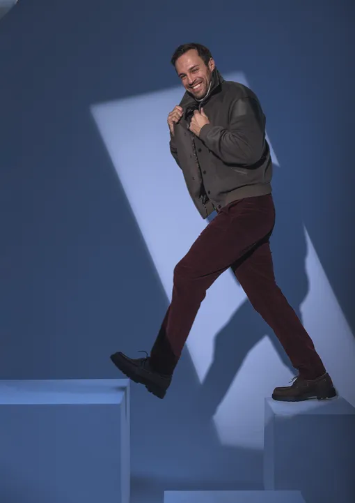 Бомбер, ROSHI; свитер, WINDSOR.; брюки, BOGGI MILANO; ботинки, GEOX