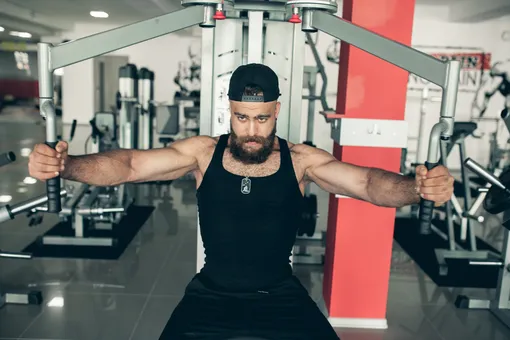 Сведения рук в тренажере на грудь