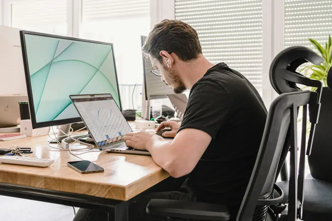 Офисная работа может довести до инвалидности. Рассказываем, как этого избежать