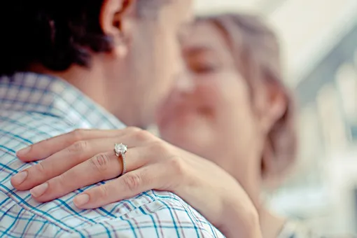 Девушка отказалась выйти замуж за бойфренда из-за слишком дешевого кольца: он купил его в супермаркете Девушка отказалась выйти замуж за бойфренда из-за слишком дешевого кольца: он купил его в супермаркете