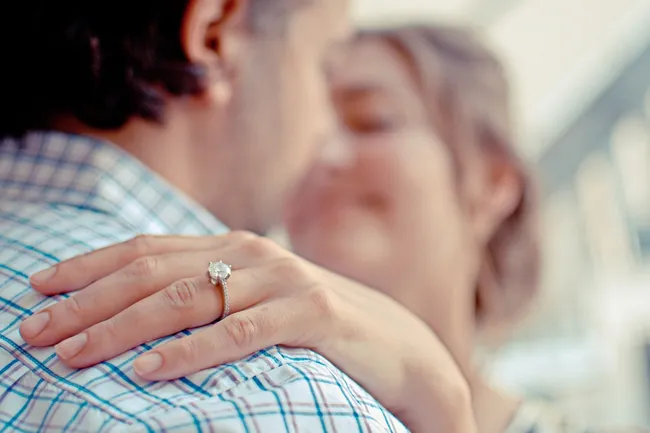 Девушка отказалась выйти замуж за бойфренда из-за слишком дешевого кольца: он купил его в супермаркете