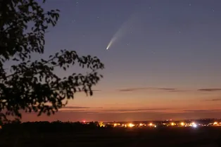 Ярчайшая комета года выходит из тени Солнца: кто сможет ее увидеть в мае