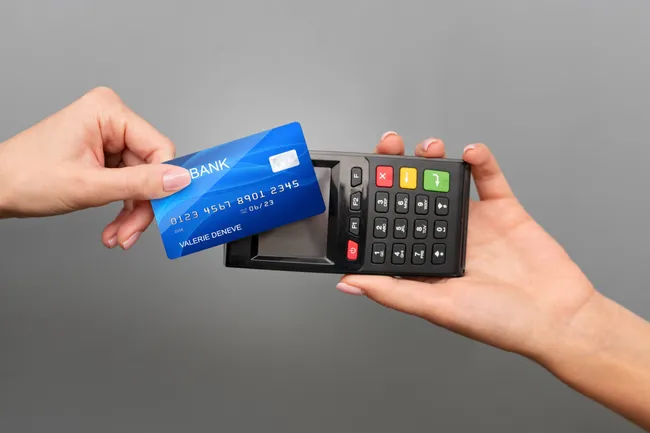 Россиян пугают блокировкой счетов в мае: кто рискует остаться без денег?