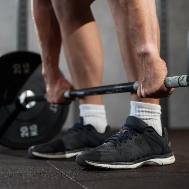 В беговых кроссовках, кедах или босиком — какой вариант выбрать для силовых тренировок?