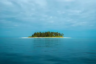 В Китае родители перевезли своего непослушного ребенка на необитаемый остров