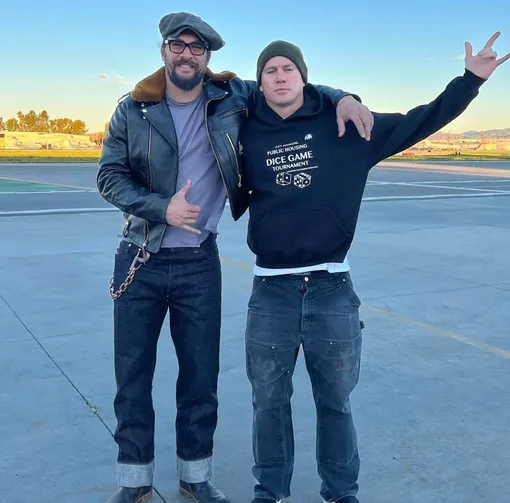 Ченнинг Татум в рабочих джинсах позирует с Джейсоном Момоа