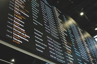 Массовые сбои в аэропортах России 19 марта: десятки рейсов задержаны и отменены