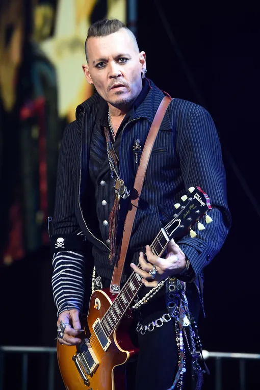 Джонни Депп на выступлеении своей музыкальной группы Hollywood Vampires, 2018 г. Джонни Депп на выступлеении своей музыкальной группы Hollywood Vampires, 2018 г.