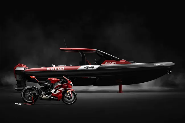 Складной iPhone, сенсорный MacBook и премиальный катер от Pirelli и Ducati: технодайджест MT