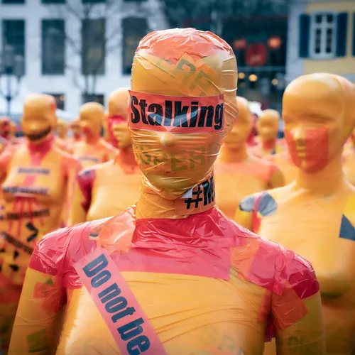 Сталкинг признают преступлением: в Госдуму внесли закон о «запрете на приближение» и наказании за преследование