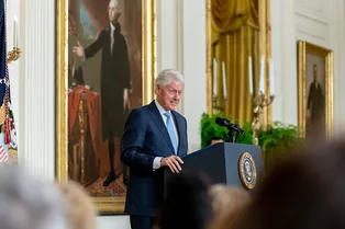 «Не скрывал улыбки». Клинтонов допросили о связях с Эпштейном: что они сказали о банкире, НЛО и «Пиццагейте» «Не скрывал улыбки». Клинтонов допросили о связях с Эпштейном: что они сказали о банкире, НЛО и «Пиццагейте»