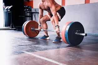 Как правильно выполнять становую тягу сумо: попробуйте забытое упражнение со штангой для звериной мужской силы