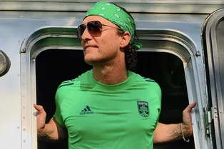 Видео: Мэттью Макконехи на футбольном поле с помощью барабана поддерживает болельщиков