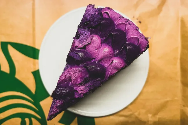 Матча, подвинься! Новым вирусным трендом соцсетей стали коктейли и десерты из фиолетового ямса