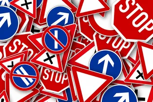 Какие знаки запрещают парковку по четным и нечетным числам: в какое время суток машину надо переставить Какие знаки запрещают парковку по четным и нечетным числам: в какое время суток машину надо переставить