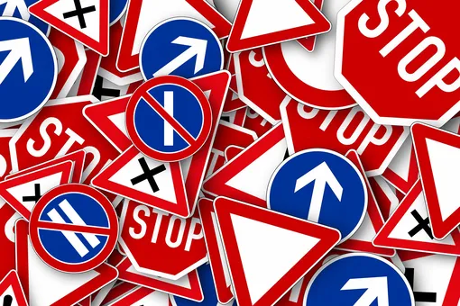 Какие знаки запрещают парковку по четным и нечетным числам: в какое время суток машину надо переставить Какие знаки запрещают парковку по четным и нечетным числам: в какое время суток машину надо переставить