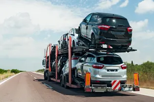 Последствия нового утильсбора: импорт новых автомобилей в Россию упал на 64%, а цены бьют рекорды Последствия нового утильсбора: импорт новых автомобилей в Россию упал на 64%, а цены бьют рекорды