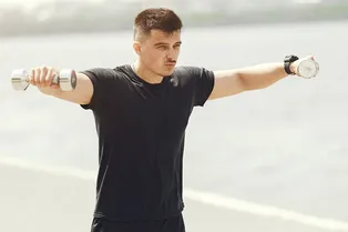Лучший способ изменить форму плеч: мужчины рассказали о любимом упражнении