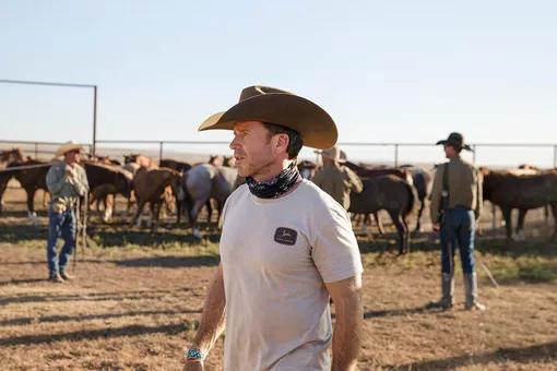 Тейлор Шеридан на съёмочной площадке своего телепроекта «Йеллоустоун»