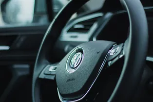 Volkswagen остановит два завода и сократит производство: что происходит с автогигантом