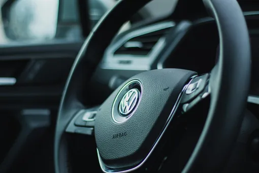 Volkswagen остановит два завода и сократит производство: что происходит с автогигантом