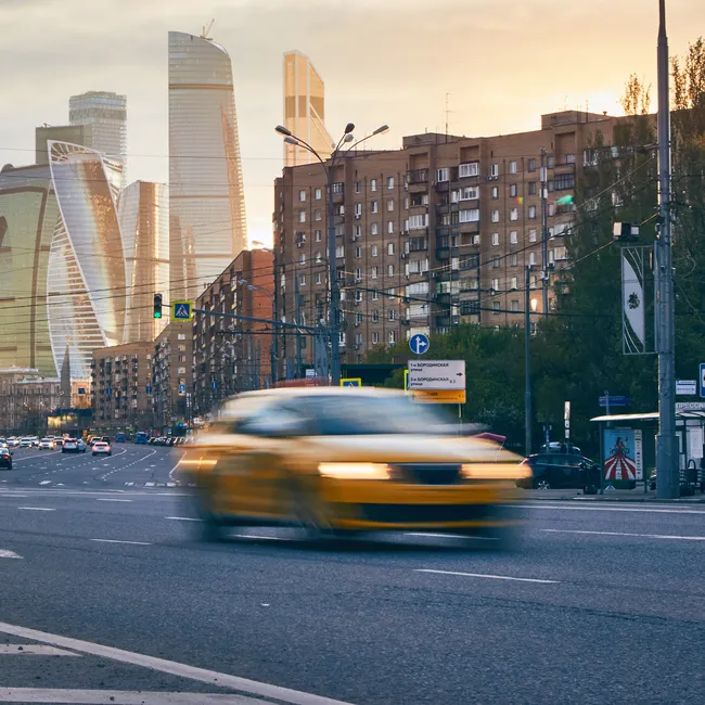Такси подорожает, полстраны останется без водителей: как закон о локализации ударит по россиянам