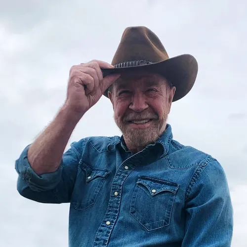 Чак Норрис умер в возрасте 86 лет: 5 фактов о звезде боевиков и мастере карате