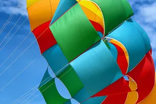 Бег с парашютом: невероятное упражнение спринтеров, которое развивает скорость гепарда Бег с парашютом: невероятное упражнение спринтеров, которое развивает скорость гепарда