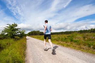 Почему эффективнее тренироваться на улице: узнайте 7 причин выйти из спортзала