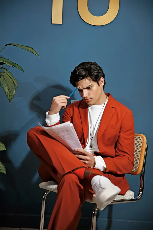 Костюм, UNITED COLORS OF BENETTON; лонгслив, PíTKINA; носки, FALKE; кеды, GEOX; бидсы, GREGORY LEPS JEWELRY