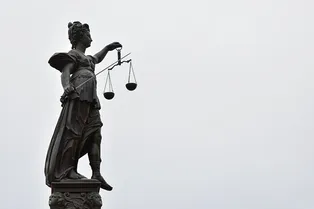 Российскую компанию оштрафовали за использование ИИ: нейросеть придумывала факты